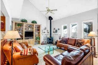 Lakefront McCall Retreat with Sunroom & Tub - 7