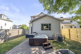 Hanford House w Hot Tub,Sauna,Bar - 8