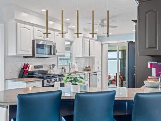 Lakefront Luxury - Kayaks - 4 Bedrooms - 3 Full Baths - Sleeps 8 - 9