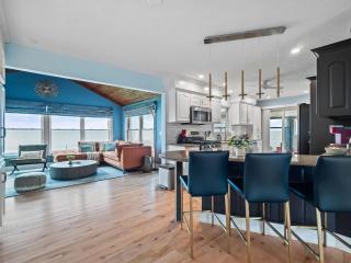 Lakefront Luxury - Kayaks - 4 Bedrooms - 3 Full Baths - Sleeps 8 - 4