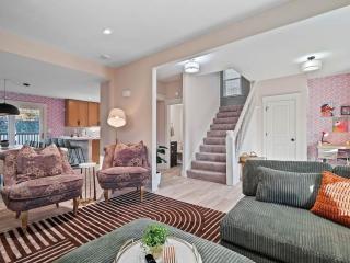 Cleveland Escape - Hot Tub - Karaoke Machine - Sleeps 12 - 4