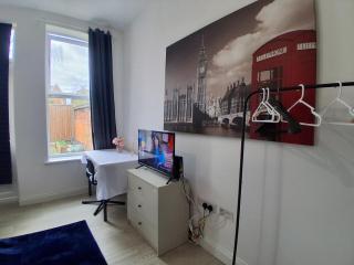 Central Bedford FREE Parking & Private Garden& Conservatory Perfect for large group of people - 6