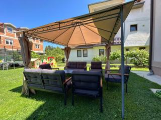 Free Parking Backyard Perfect for Families near Lake Veluxa Apartments - 0