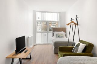 Spacious 2BR Stay in Beckenham for Families - 3