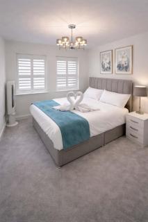 The Grand 4-Bed Ebbsfleet Home - Big Garden & Parking Space, Near Bluewater - 1