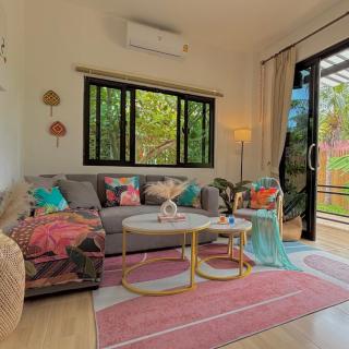 Tropical Cozy Home Beautiful Central 2BR with Fast WiFi - 4