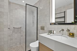 1 Bed Apartment Near Southbank Dining - 2