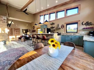 All Four Seasons Cabin - RRG - King Beds - Hot Tub - Just 3 Min From The Gorge Underground - 6