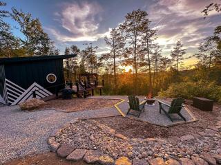 All Seasons Escape - Romantic RRG Cabin, Hot Tub, Firepit, Forest Views - 9
