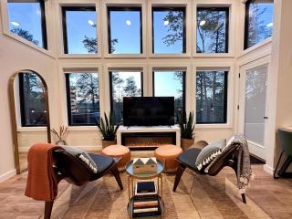 All Seasons Escape - Romantic RRG Cabin, Hot Tub, Firepit, Forest Views - 7