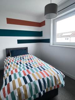Modern 3Bed home near airport with free parking - 9