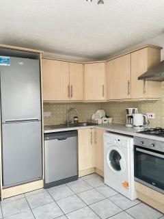 Modern 3Bed home near airport with free parking - 7