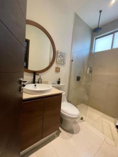 Beautiful condo 2bed, 3bath, pools and city views! - 4