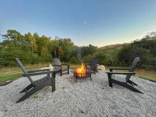 Belay Station Hot Tub - Arcade Loft RRG Escape - Modern hilltop cabin with arcade loft - fast WiFi - 8