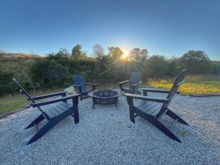 Belay Station Hot Tub - Arcade Loft RRG Escape - Modern hilltop cabin with arcade loft - fast WiFi - 2