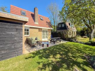 Villa with Expansive Sunny Garden - 5