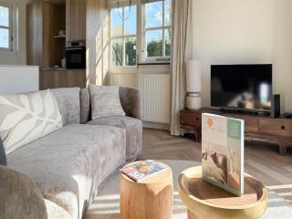 Villa with Expansive Sunny Garden - 9