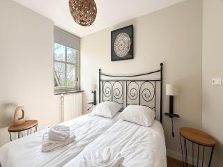 Villa with Expansive Sunny Garden - 8