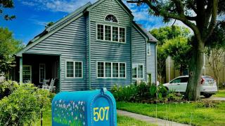 Pet Friendly And Steps To The Bay - 4