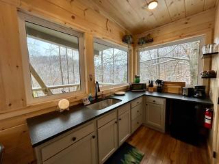 Bigfoot's Bluff - Hot Tub- Forest Canopy Cabin RRG - Located 5 Min From Nada Tunnel - 6