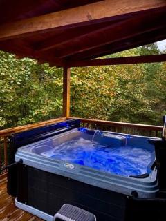 Billabong - RRG - LUX cabin - Hot tub - Pond Views - Central to Trails - Climbs - 3 Beds - Fire Pit - Nature - 9