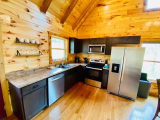 Billabong - RRG - LUX cabin - Hot tub - Pond Views - Central to Trails - Climbs - 3 Beds - Fire Pit - Nature - 6