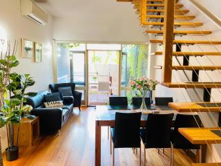 Stylish 3BR2B Terrace - 3 Free Parking - City Skyline View & Garden - Walk to Melbourne CBD & QVM - 2