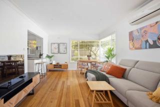 The Bay Walk House 750m to Mills Beach - 5