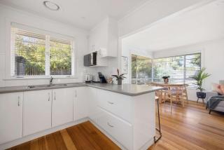 The Bay Walk House 750m to Mills Beach - 8