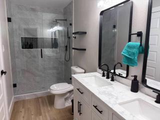 Retreat close to FIFA, EPIC, Six flags, fast WiFi! - 7