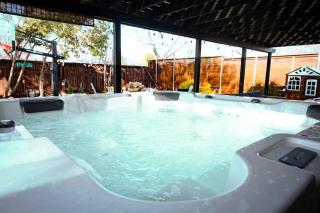Edens Luxury 3 bed home with hot tub and grill - 9