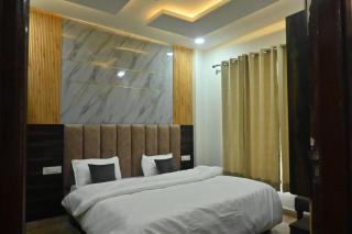 Rosewood 2BHK Near Mall Road w Mountain View - 3