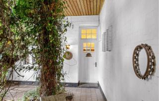 5 Bedroom Beautiful Apartment In Rønne - 2