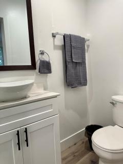 1112 W 40th Pl Rm 4 - 8