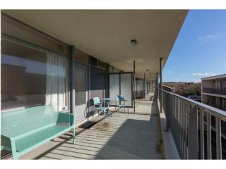 Romantic Coastal Retreat with Scenic Balcony - 7