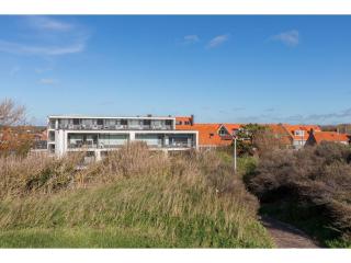 Romantic Coastal Retreat with Scenic Balcony - 9
