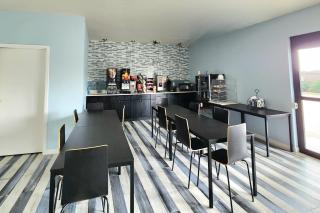 Days Inn by Wyndham Freeport - 7