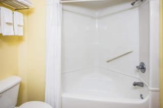 Days Inn & Suites by Wyndham Augusta Near Fort Eisenhower - 8
