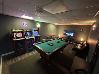 3 Bedroom Game House with Pool Table and Arcades - 0