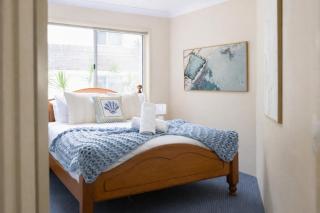 Beachside 2BR Apartment with Pool and Parking - 2