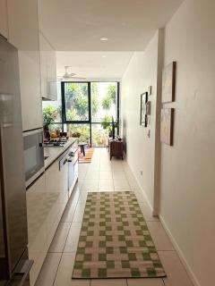 Modern 1BR Apartment with Pool & Gym - 4