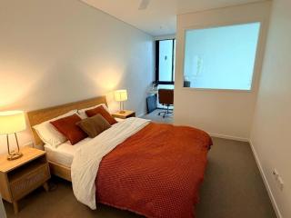 Modern 1BR Apartment with Pool & Gym - 3