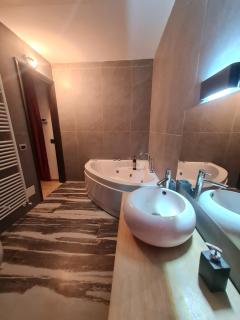 Suite Privata con Vasca Idromassaggio e Ingresso Indipendente,Camino e Cromoterapia - 3