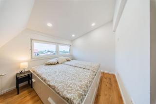 Zagreb 242 - 3 Bedroom - Parking - Airport - Apartment - Flexible Keybox Entry - Modern - Monthly Rent - WiFi - 8