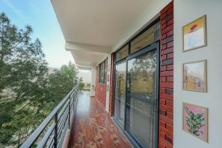 Luxury 2BHK Stay, Valley Views , AC , Parking , Cafe - 3