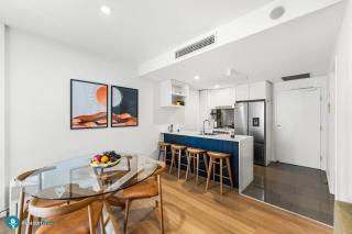 South Brisbane Unit with Parking and Pool - 5