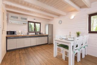 Domek z Ogrodem w Strzeżenicach by Noclegi Renters - 1