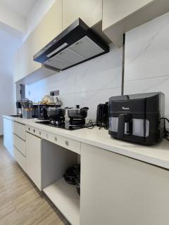 Executive living one bedroom apartment with fully equipped gym swimming pool children playing ground and amazing scenic city views - 5