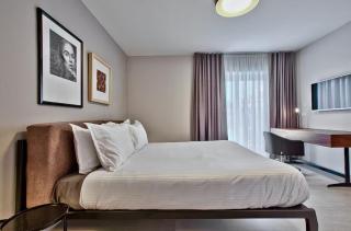 Location is very quiet but very close to top restaurants !! - 4