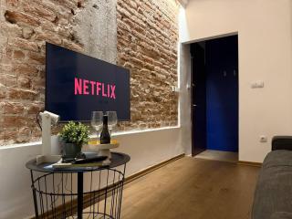 Cosher | 1BD Central Urban Home - 3